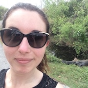 Julie aux Everglades en Floride Julie devant un alligator