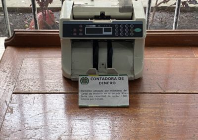 Une des machines à compter les billets du cartel de Medellín exposée au musée de la police nationale de Bogotá