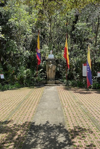 quinta-de-bolivar-jardin Quinta de Bolivar - statue