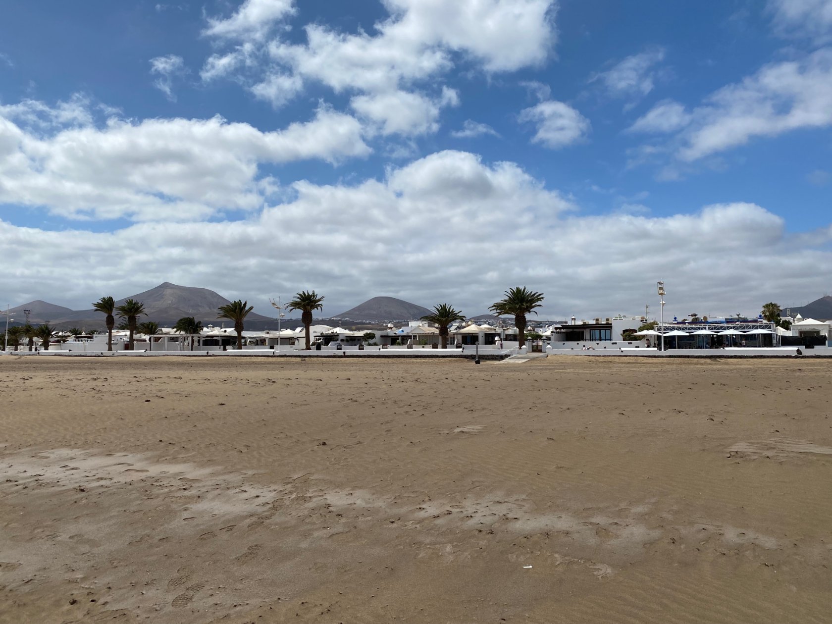 Playa Honda à Lanzarote - 5 petits paradis européens pour salariés en télétravail et nomades digitaux